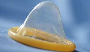 Descrição da imagem: close em preservativo masculino vazio, ainda enroladinho....