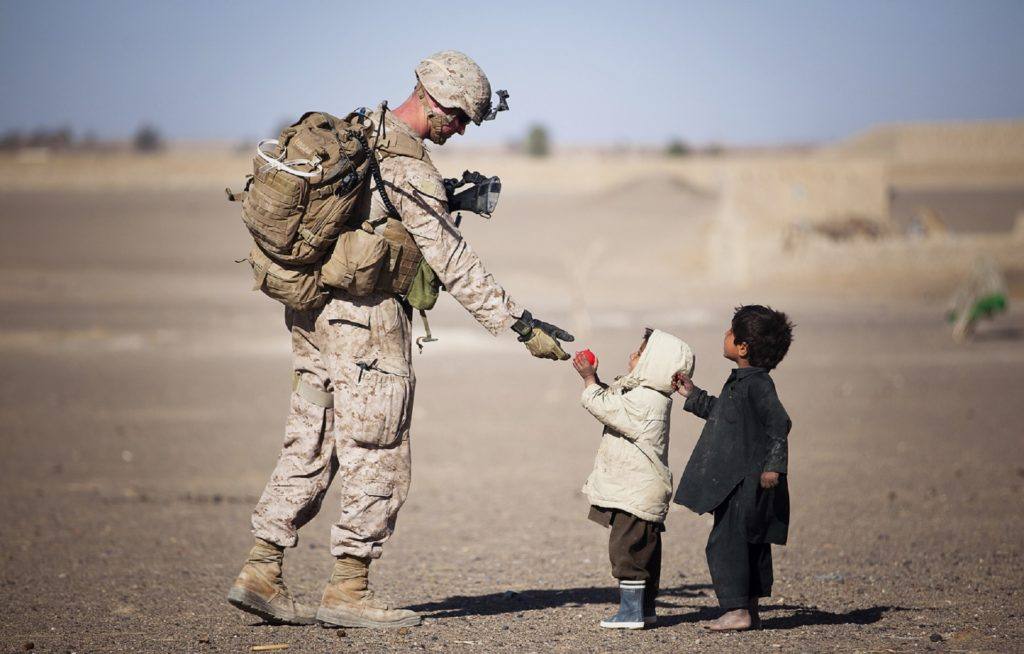 Soldado brinca com crianças